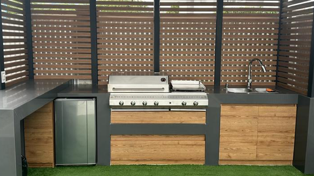 Guía práctica para diseñar tu zona BBQ en Colombia. Conoce las medidas ideales, los tipos de asadores más recomendados y consejos de mantenimiento para un espacio funcional y duradero.