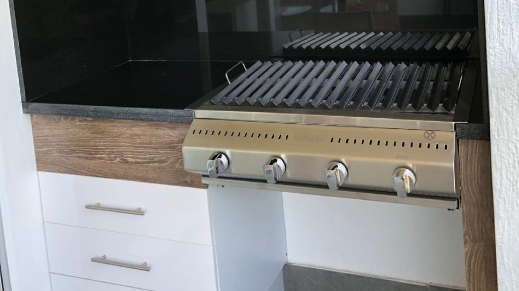 ¿Tu zona de asados no funciona? Evita 7 errores críticos al planificar con un asador empotrable de acero inoxidable. Aprende sobre materiales, espacio, instalación y el valor de un asador con tapa. Guía experta para Colombia.