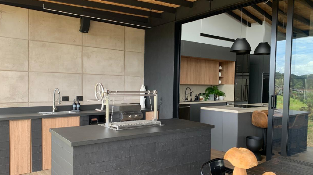 Descubre ideas de proyectos BBQ para terrazas modernas en Colombia con asador de acero inoxidable, diseño funcional y máxima durabilidad.